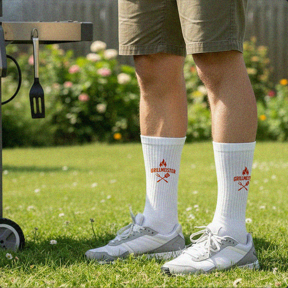 Bedruckte Tennissocken im Gras – stylisch, bequem und individuell.