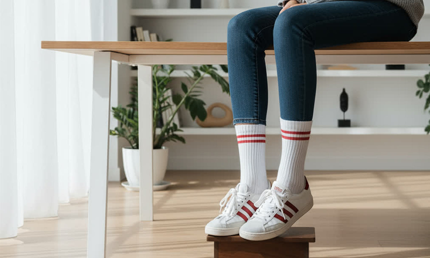 Weiße Socken mit roten Streifen, getragen zu Jeans und Sneakers – individuell bedruckbare Socken von Sockenprinz.