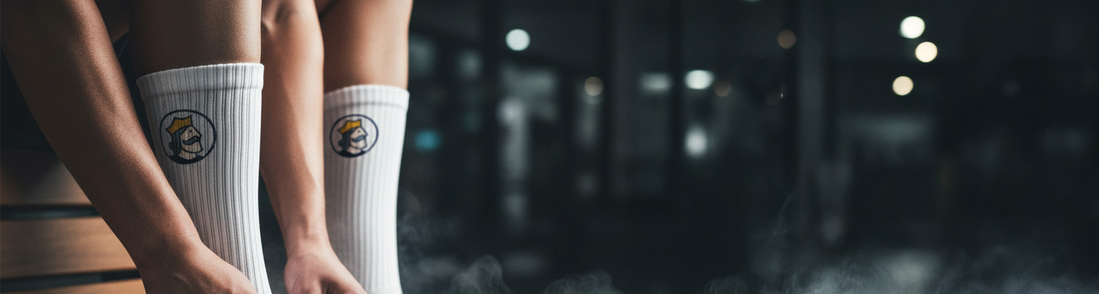 Person trägt weiße Tennissocken mit Logo von Sockenprinz – Symbol für Qualität, Stil und Individualität.